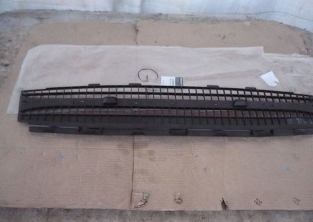Grila inferioara bara fata Renault Megane 2 . Cod Renault : 8200746184