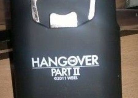 Husa pentru iphone cu desfacator de sticle , hangover 2