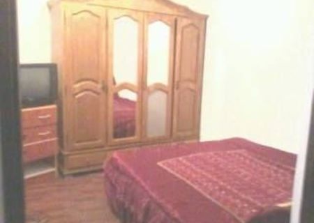 inchiriez 2 camere la curte