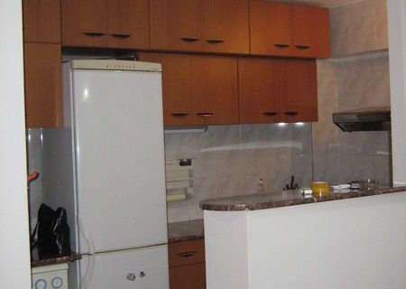 Inchiriez Ap 3 camere et 6/8 nemobilat 80mp Splaiul Unirii