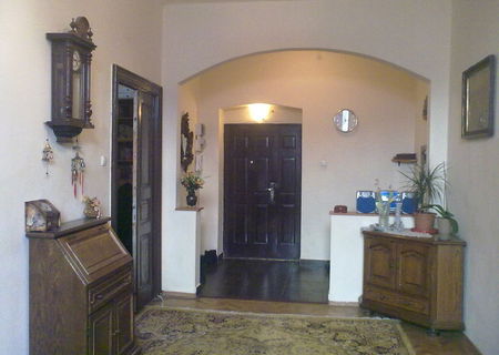 Inchiriez ap. in vila 5 camere Titulescu-Cuza