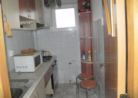 inchiriez apart 2 cam Plaza Romania, loc parcare ADP