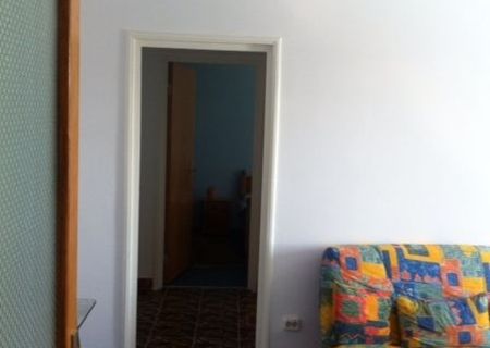 INCHIRIEZ APARTAMENT 2 CAMERE ZONA FAVORIT SEMIDECOMANDAT