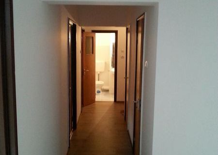 Inchiriez apartament 3 camere, decomandat