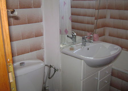 inchiriez apartament 3 camere decomandate