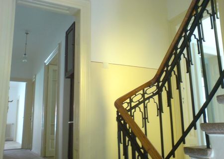 inchiriez apartament 4 camere in vila