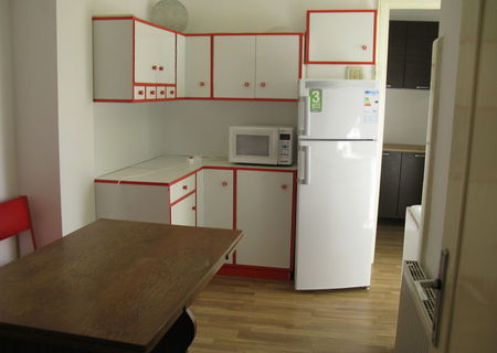Inchiriez apartament 4 camere, zona Piata Unirii
