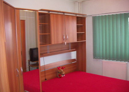 Inchiriez apartament cu 2 camere si centrala
