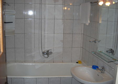 Inchiriez apartament cu 3 camere mobilat