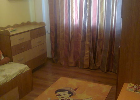 inchiriez apartament trei camere