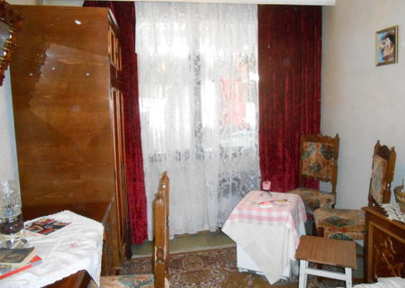 Inchiriez camera in apartament 4 camere