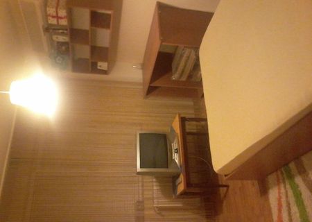Inchiriez camera in apartament cu 3 camere