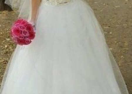 Inchiriez rochie de mireasa Agnes Toma Inchiriez rochie de mireasa Agnes Toma