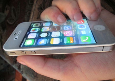 iPhone 4 White Neverlocked 16GB + Baterie portabila
