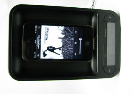 iPod touch 4th + Dock station + cablu de date iPod touch 4th + Dock station + cablu de date
