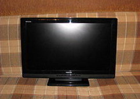 LCD: TOSHIBA 32AV500P.