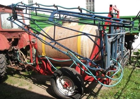 Masina de ierbicidat tractata