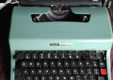 Masina de scris OLIVETTI