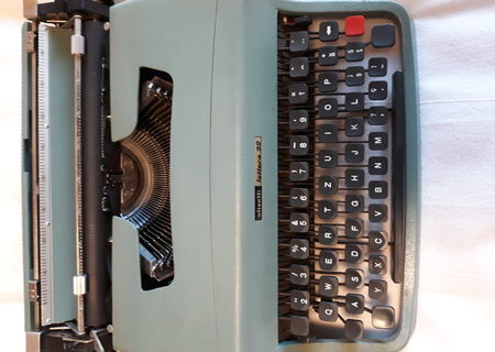 Masina de scris OLIVETTI