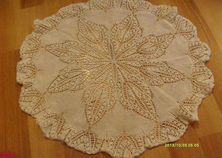 mileu  macrame diametru 48 cm si unul mustar diametru 39 cm