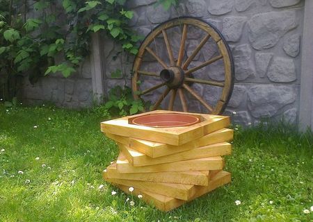 Model ghiveci mare din lemn de brad în formă de spirală Model ghiveci mare din lemn de brad în formă de spirală