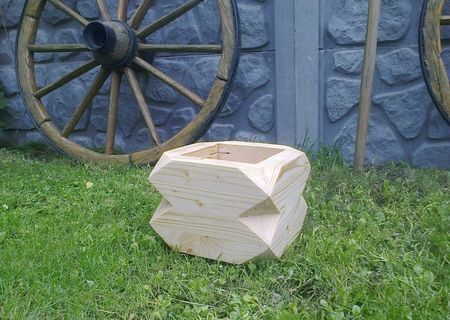 Model ghiveci mic din lemn de brad in stil rustic Model ghiveci mic din lemn de brad in stil rustic