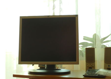 Monitor HP si tastatura Logitech