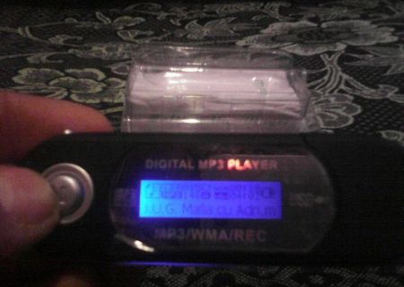 MP3 PLAYER 8 GB CU BATERIEA DE TIP AAA , R6 NOU ! perfect pentru alergat au doar pentru a-ti asculta muzica ta preferata !