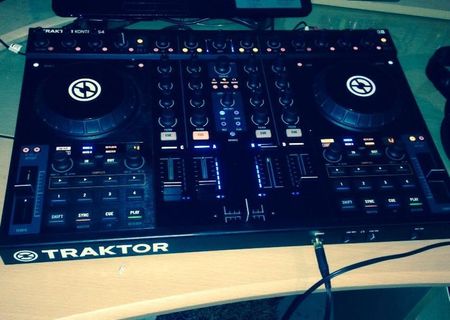 Native Instruments Traktor Kontrol S4