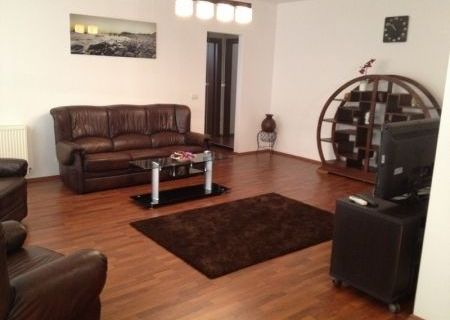 Ofer spre inchiriere apartament cu 3 camere