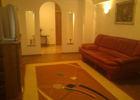 Ofer spre inchiriere apartament de 3 camere pe Bdl Unirii