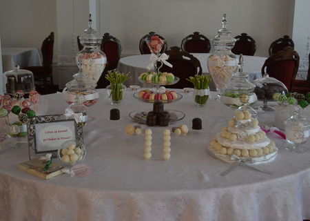 Organizam bufet de dulciuri (candy bar)