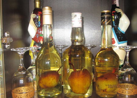 Palinca cu pere si prune in sticla