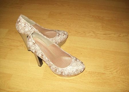 Pantofi bej