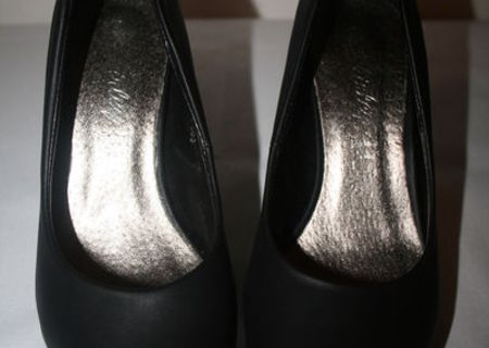 Pantofi cu toc imitatie piele