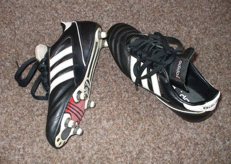 pantofi de fotbal