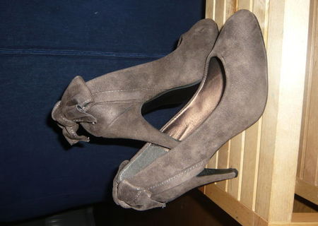 Pantofi din catifea maron