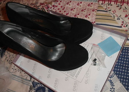 Pantofi Glossi marimea 36.