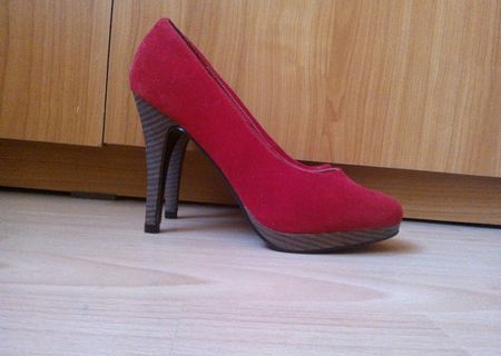 Pantofi rosii din piele intoarsa, marimea 39