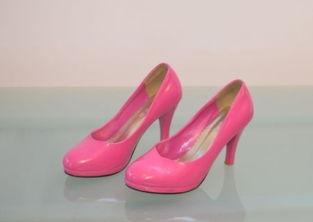 Pantofi roz de lac