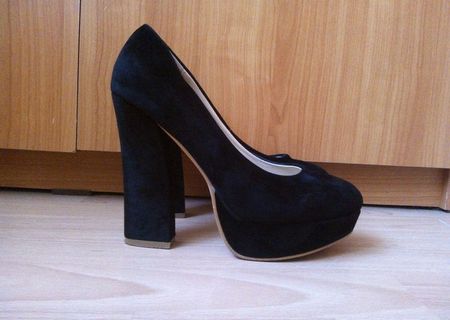 Pantofii negrii din piele intoarsa, marimea 39