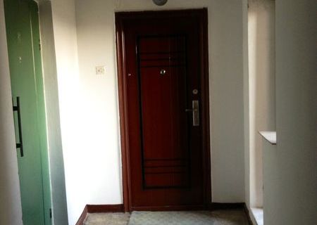 Particular inchiriez appartament 3 camere