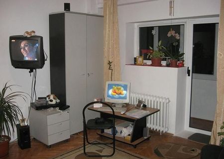 Persoana fizica inchiriez apartament decomandat cu 1 camera