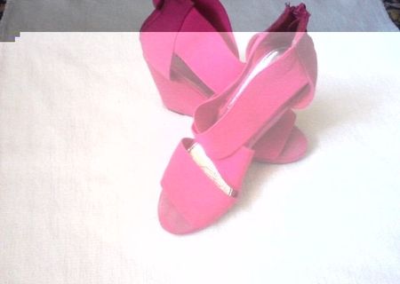 platforme tip sandale roz
