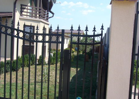 proprietar 2 case aceeasi curte