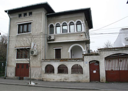 Proprietar inchiriez vila 8 cam., sector.1