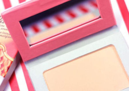 Pudra profesionala translucida Sexy Mama by The BALM Pudra profesionala translucida Sexy Mama by The BALM