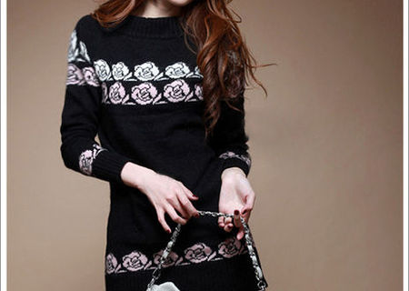 Pulover negru model trandafiri alb-roz, Marime S, 55ron Pulover negru model trandafiri alb-roz, Marime S, 55ron