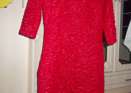 rochie de culoare rosie