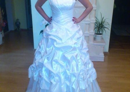 Rochie de mireasa Rochie de mireasa